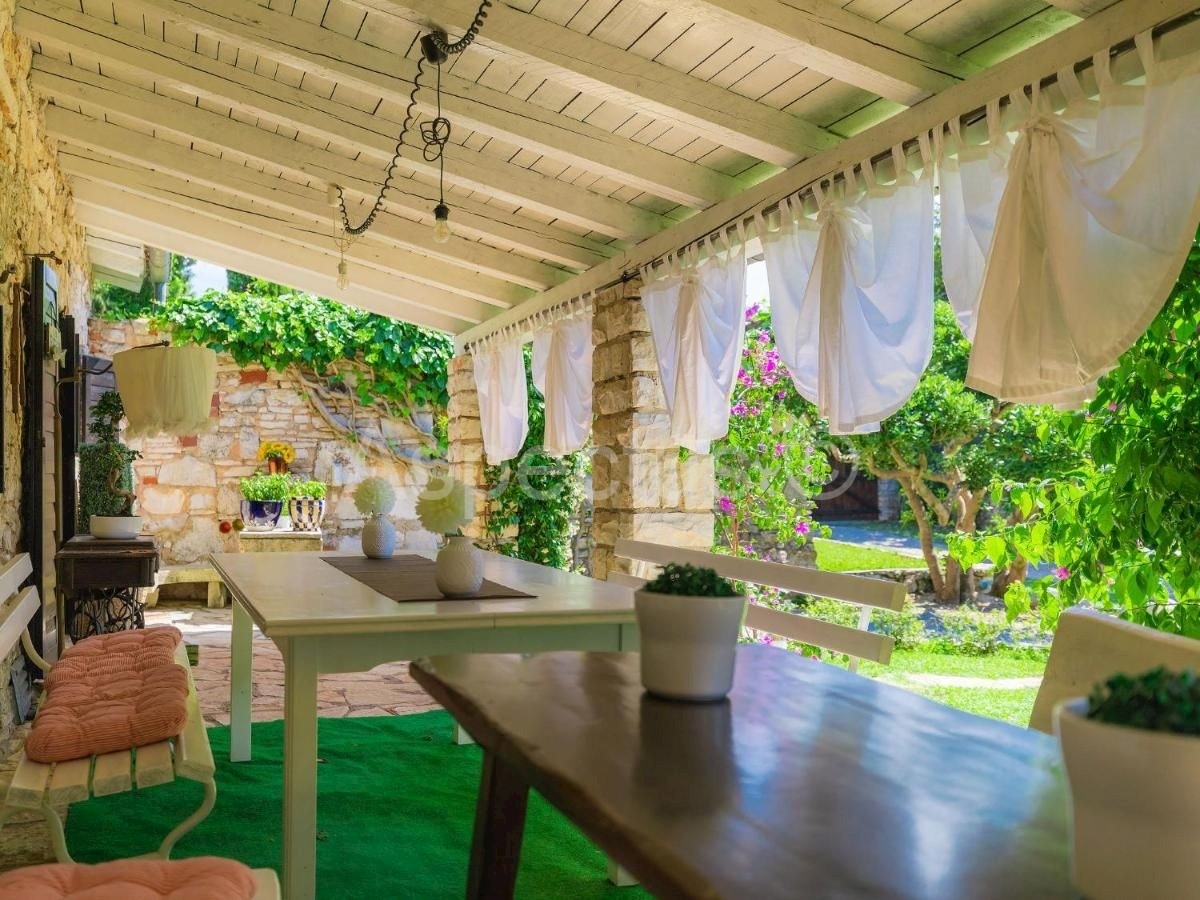 Casa in pietra con piscina vicino alla spiaggia, Umago