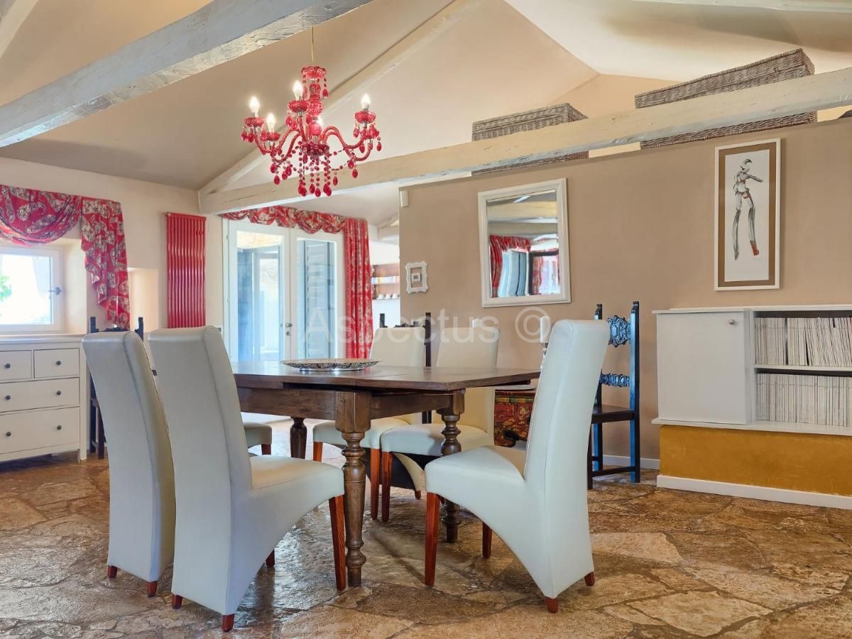 Kamena kuća sa bazenom nadomak plaže, Umag