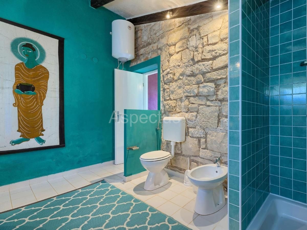 Kamena kuća sa bazenom nadomak plaže, Umag