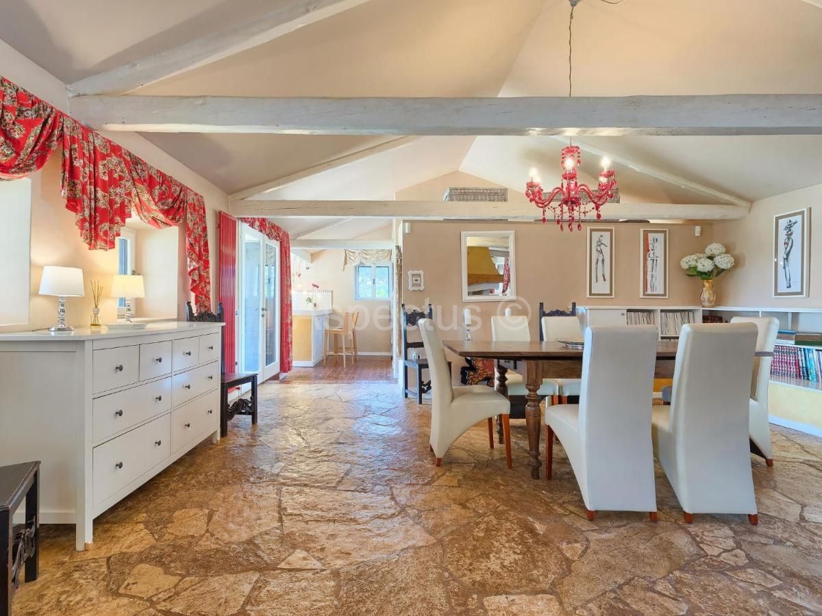 Kamena kuća sa bazenom nadomak plaže, Umag