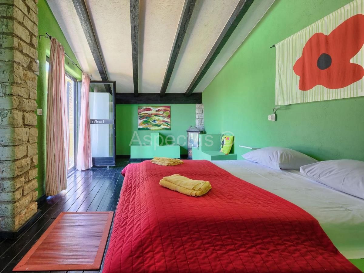 Kamena kuća sa bazenom nadomak plaže, Umag