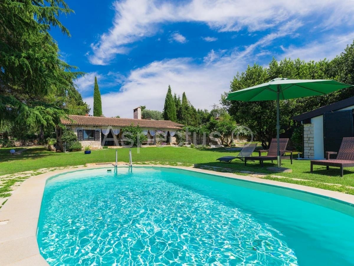 Casa in pietra con piscina vicino alla spiaggia, Umago