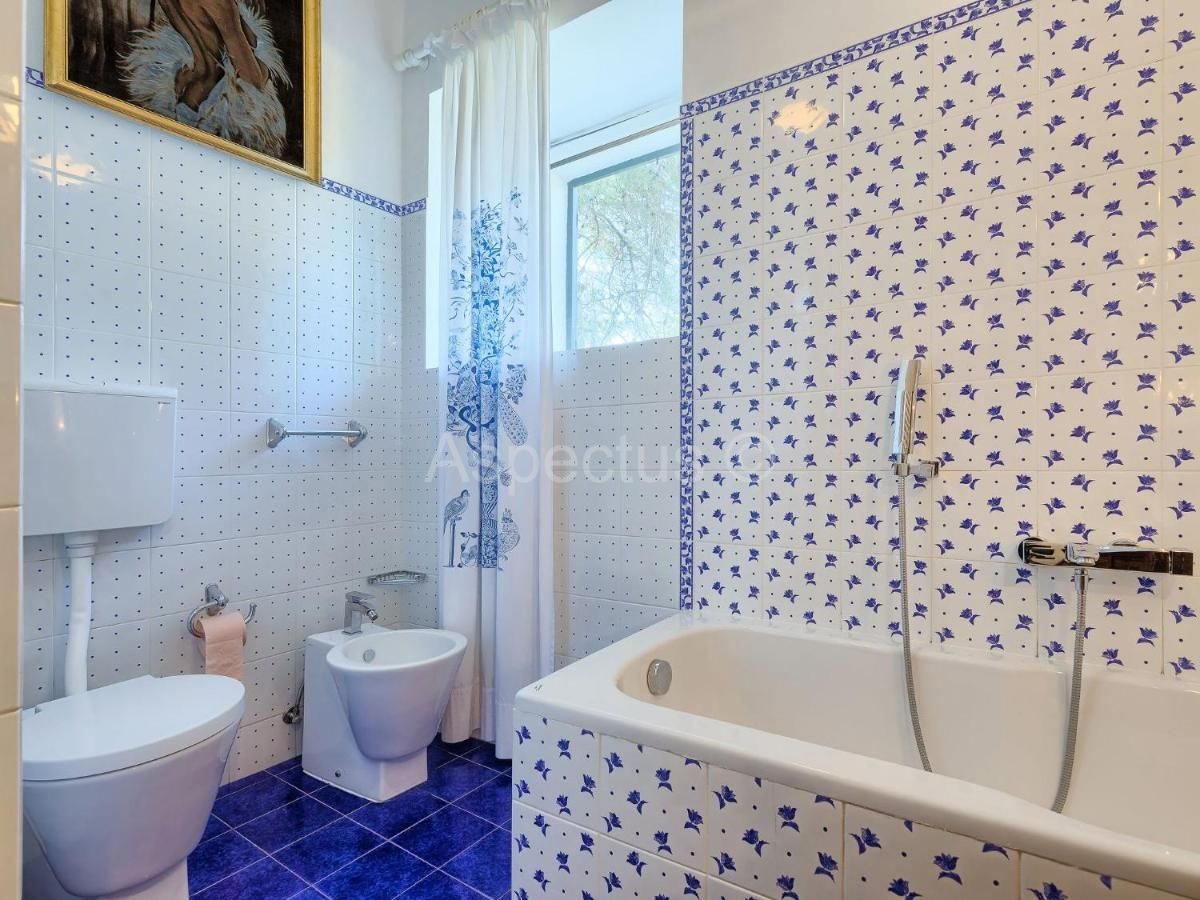 Kamena kuća sa bazenom nadomak plaže, Umag