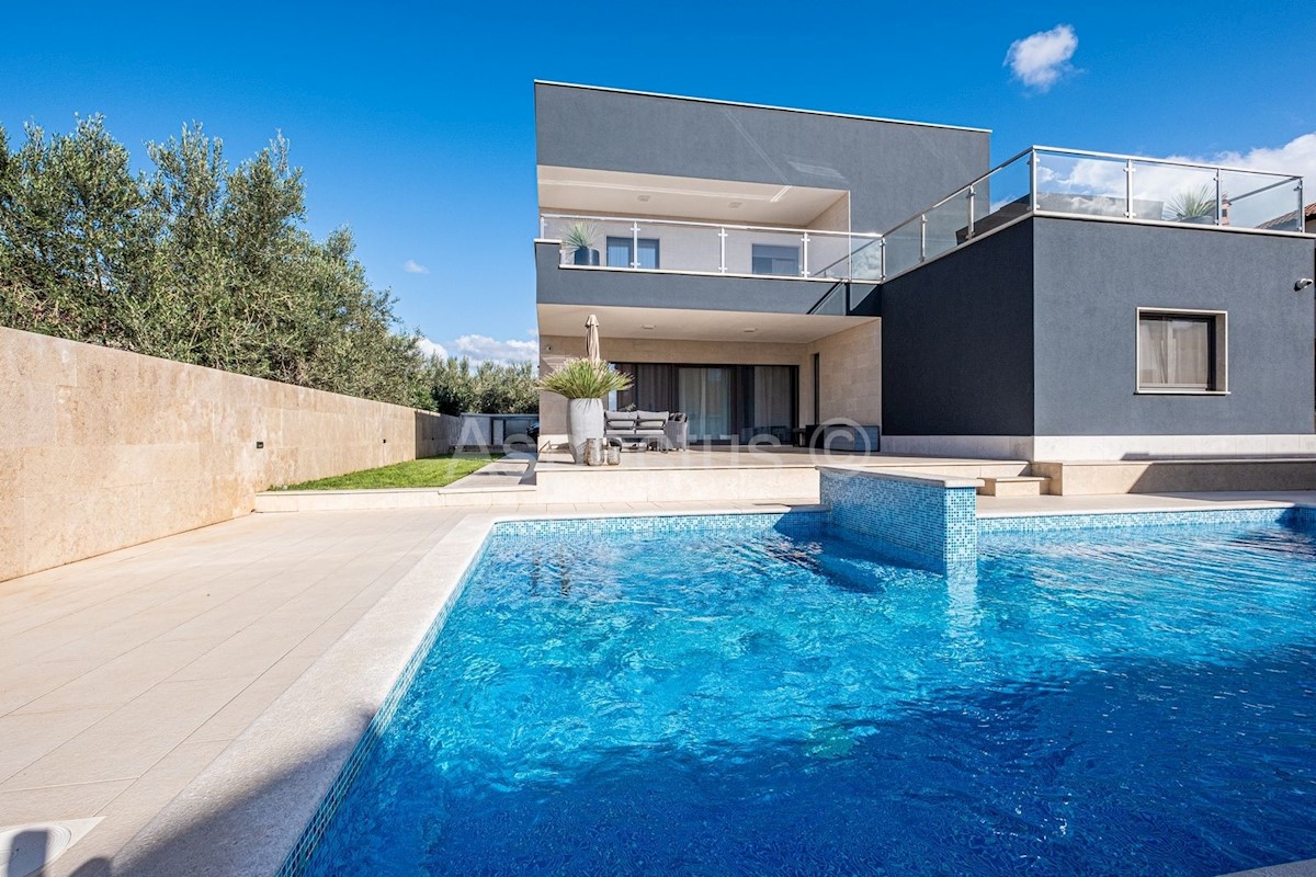 Nuova casa familiare con piscina, Pola, vicino a Medolino