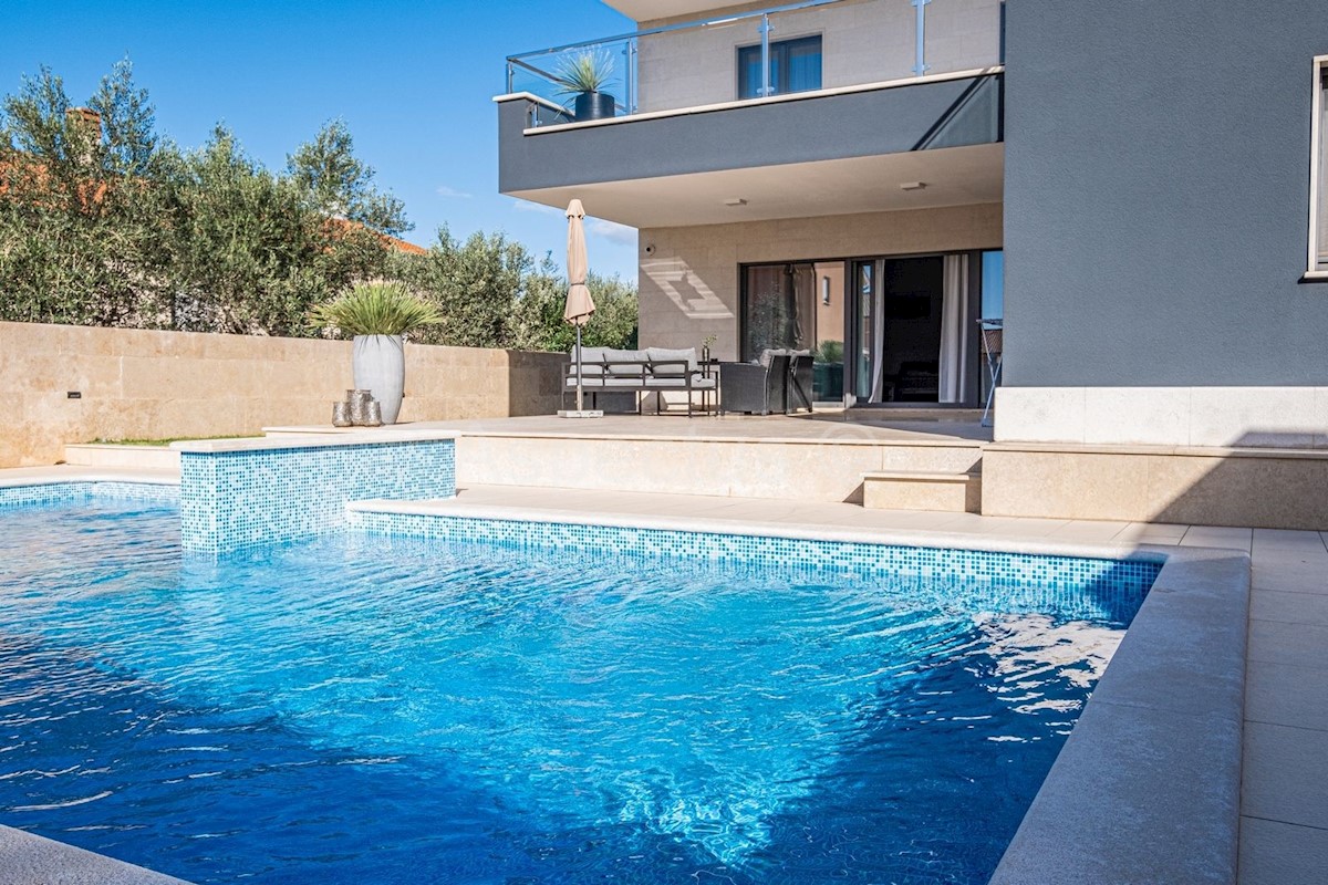 Nuova casa familiare con piscina, Pola, vicino a Medolino