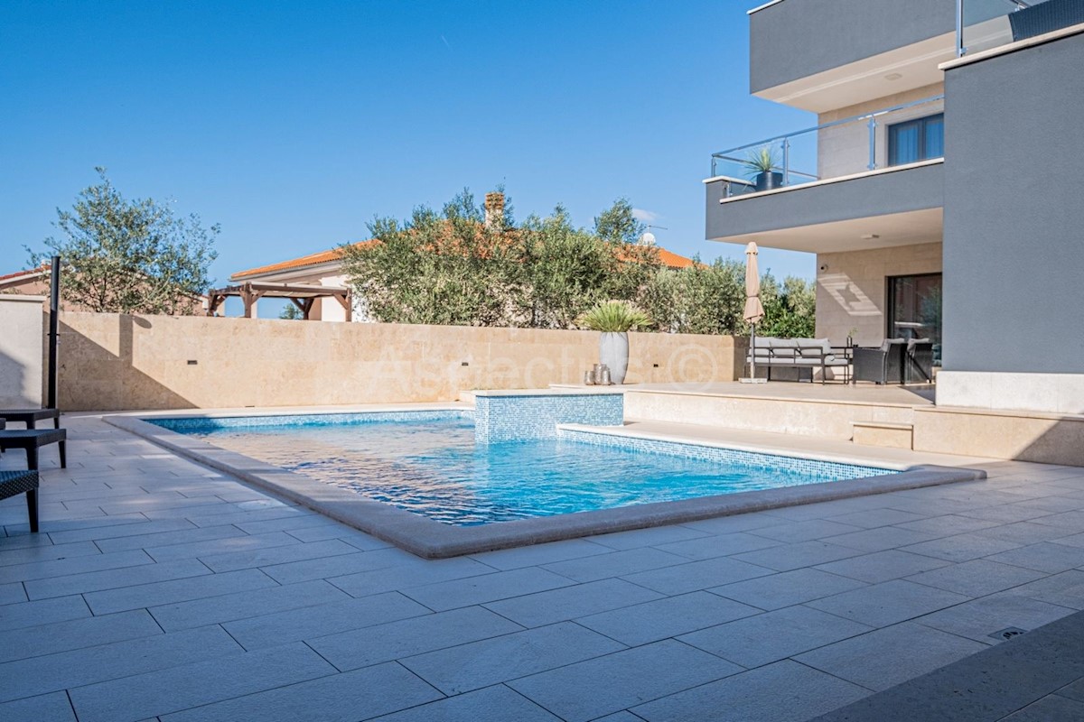 Nuova casa familiare con piscina, Pola, vicino a Medolino