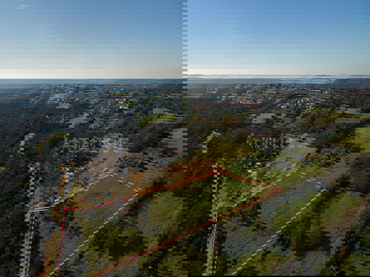 Terreno di forma regolare – ideale per realizzare un frutteto, un uliveto o un vigneto, situato a Valtura vicino a Pola