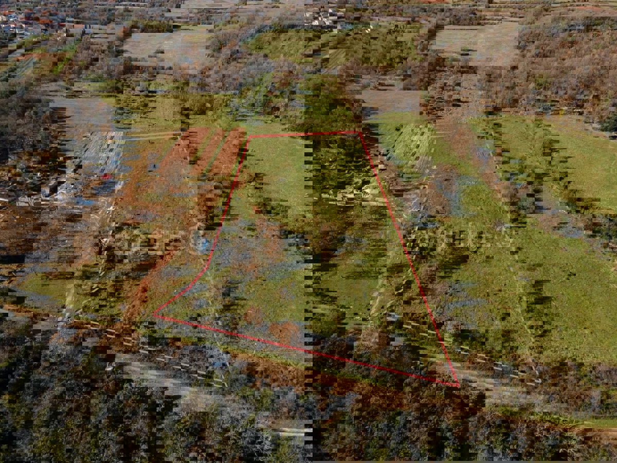 Terreno di forma regolare – ideale per realizzare un frutteto, un uliveto o un vigneto, situato a Valtura vicino a Pola