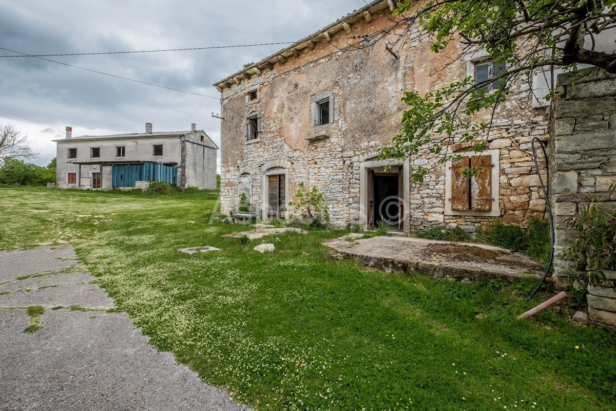 Casa in pietra con ampio giardino in Istria