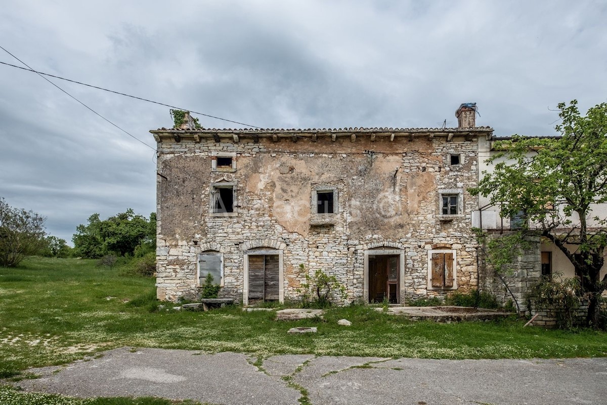 Casa in pietra con ampio giardino in Istria