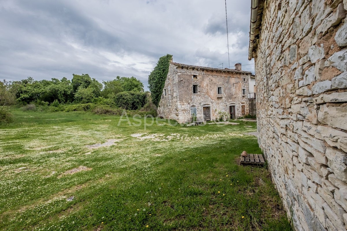 Casa in pietra con ampio giardino in Istria