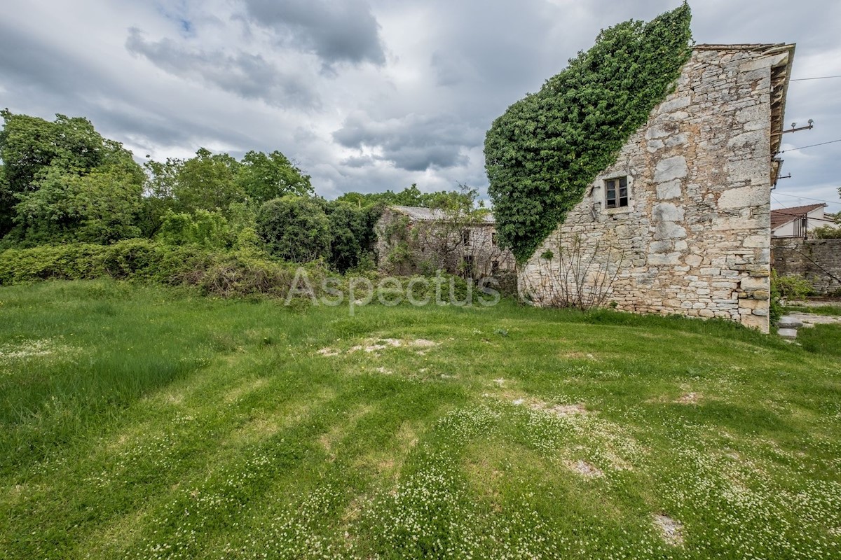 Casa in pietra con ampio giardino in Istria