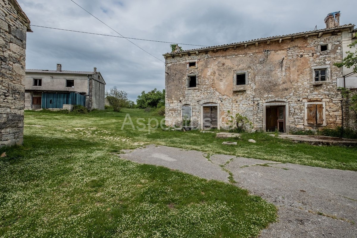 Casa in pietra con ampio giardino in Istria