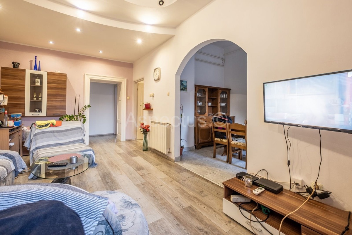 Trosoban stan i zasebna garsonjera, 1.kat, Pula, Monte Zaro