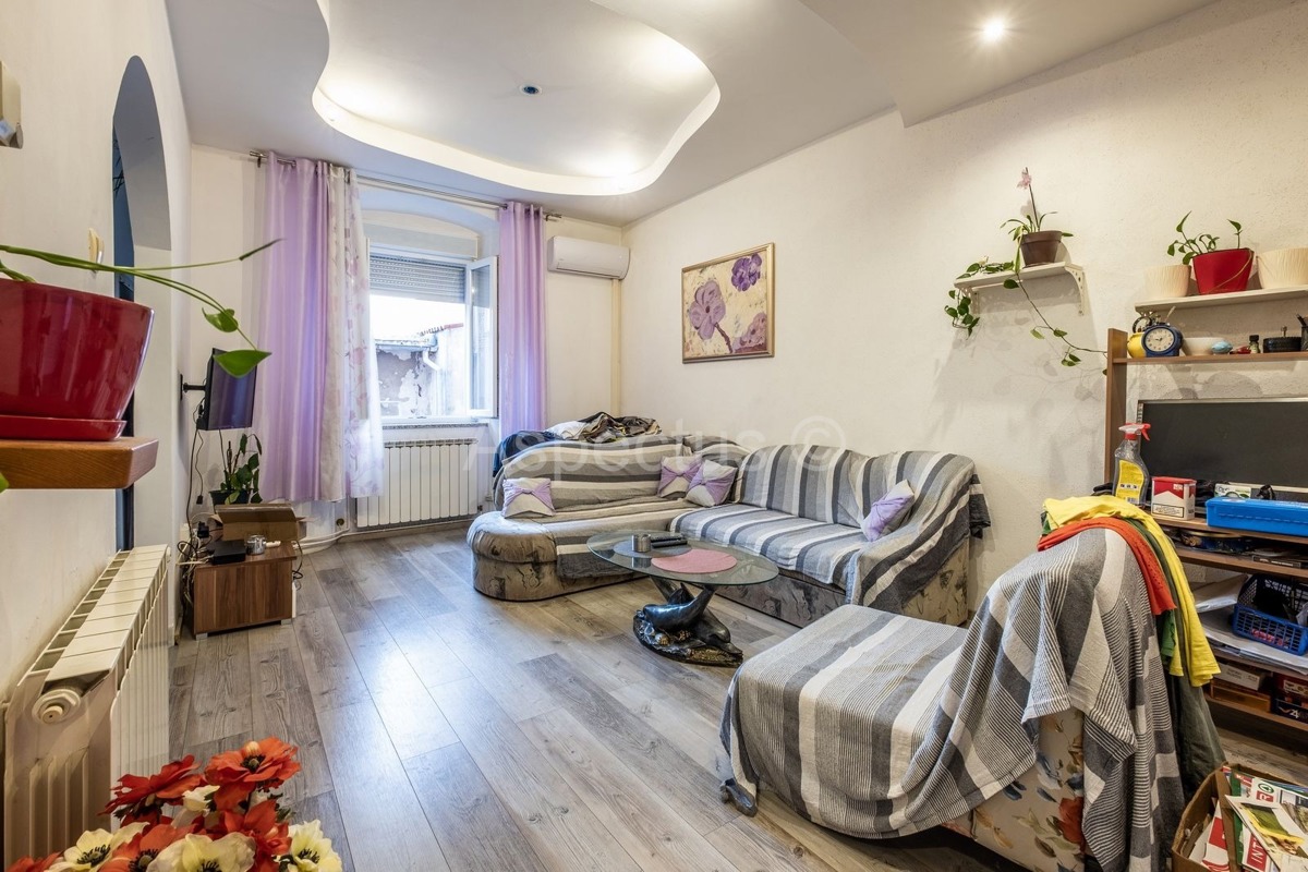 Trosoban stan i zasebna garsonjera, 1.kat, Pula, Monte Zaro