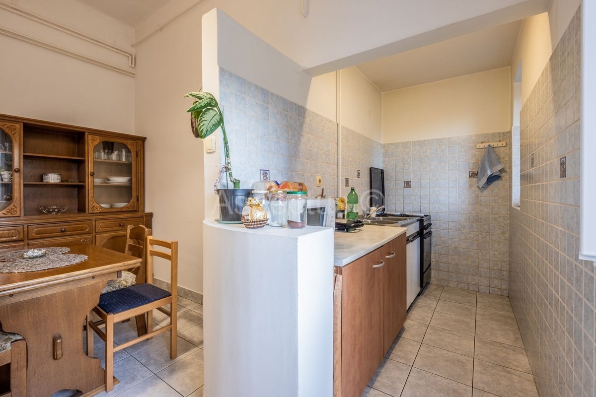 Trosoban stan i zasebna garsonjera, 1.kat, Pula, Monte Zaro