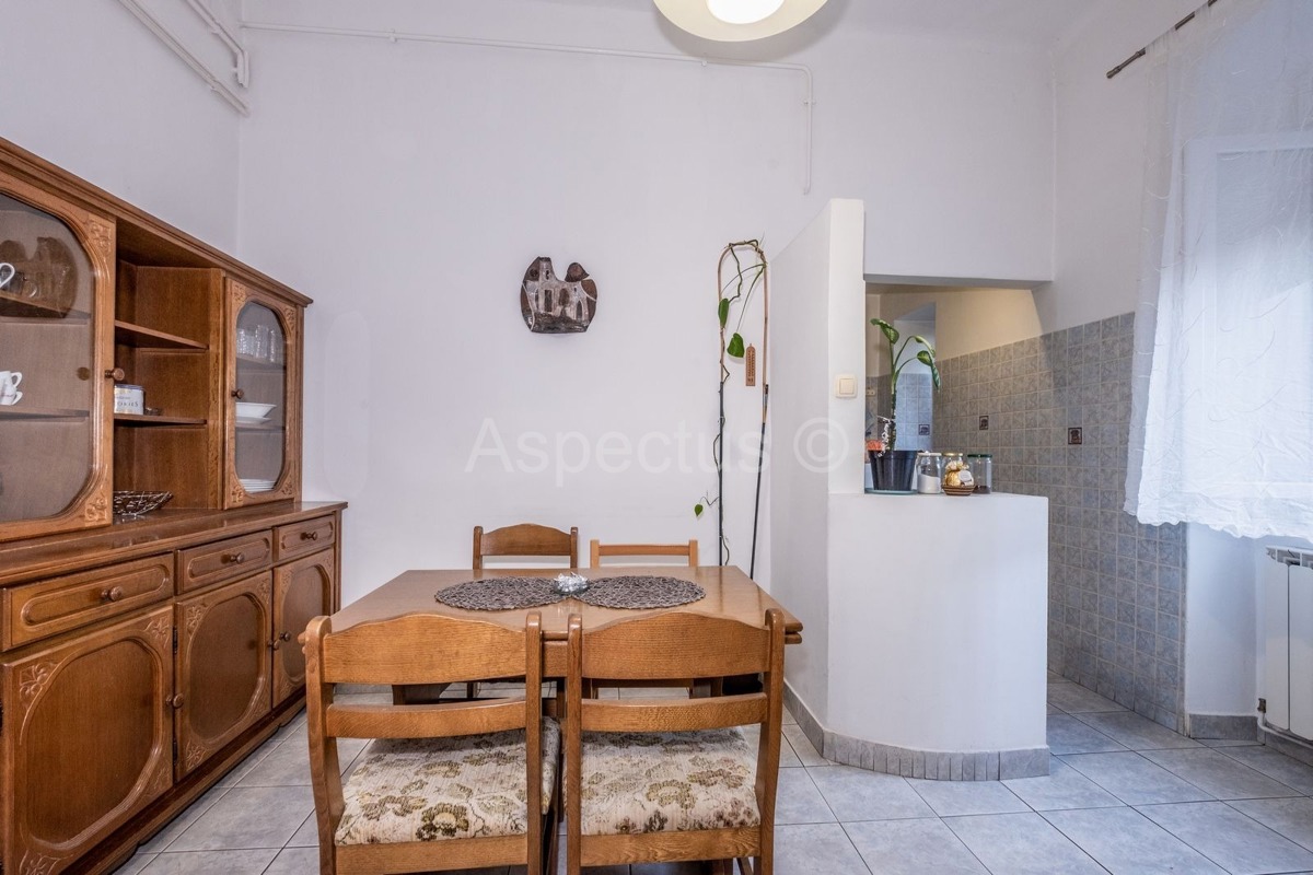 Trosoban stan i zasebna garsonjera, 1.kat, Pula, Monte Zaro