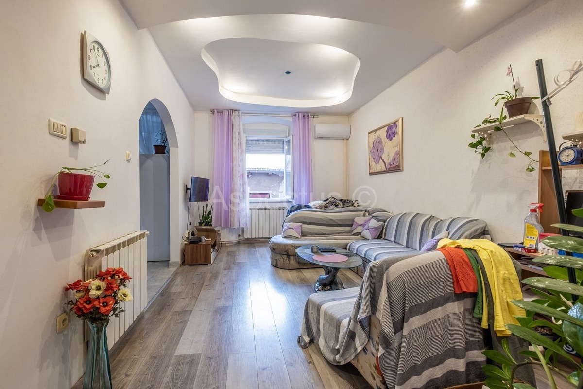 Trosoban stan i zasebna garsonjera, 1.kat, Pula, Monte Zaro