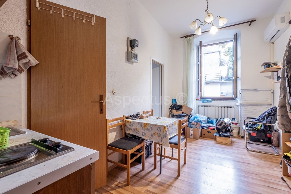 Trosoban stan i zasebna garsonjera, 1.kat, Pula, Monte Zaro