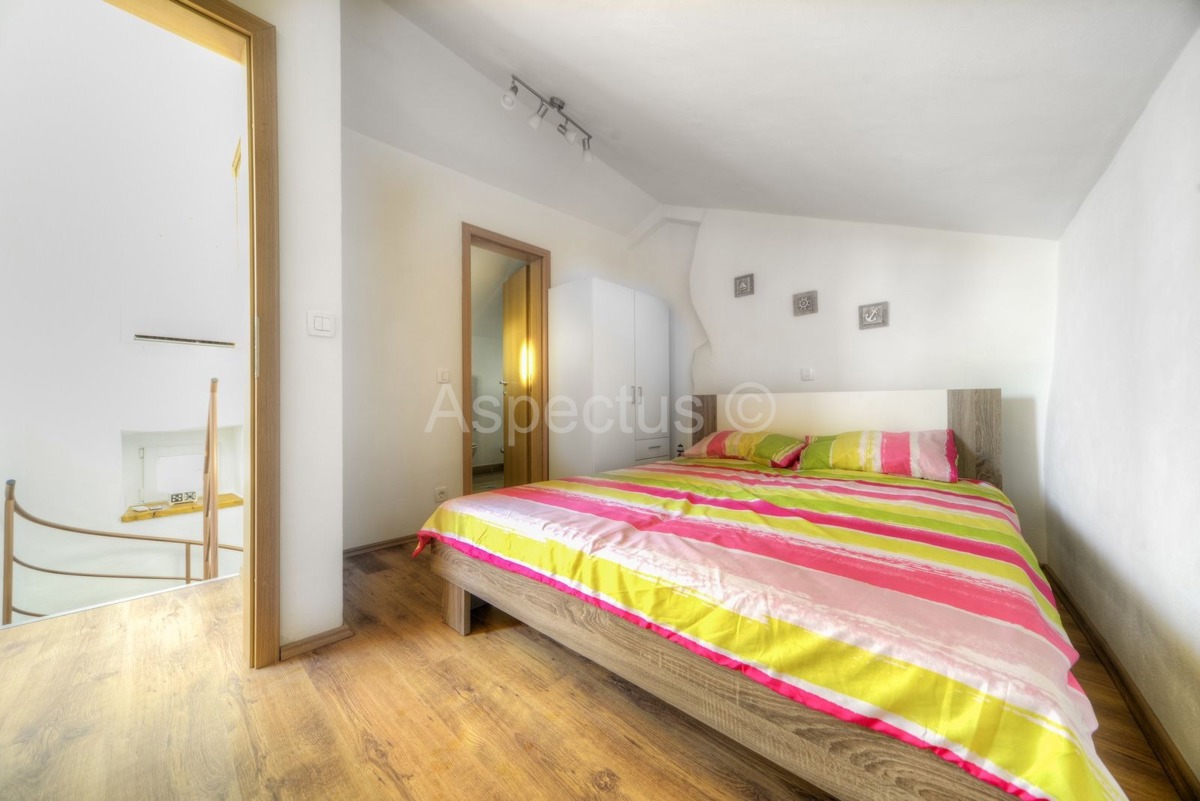 Kamena kuća s 6 spavaćih soba, pogled more, Ližnjan