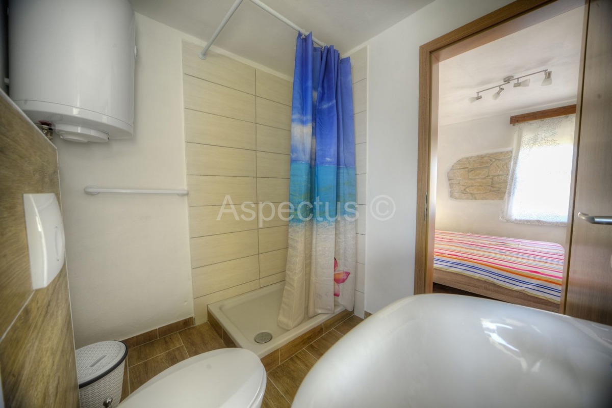 Kamena kuća s 6 spavaćih soba, pogled more, Ližnjan