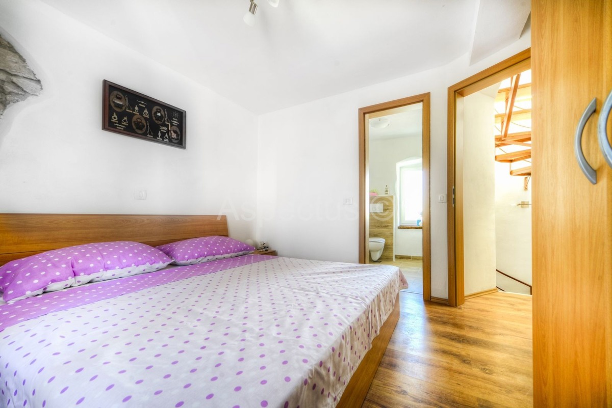 Kamena kuća s 6 spavaćih soba, pogled more, Ližnjan