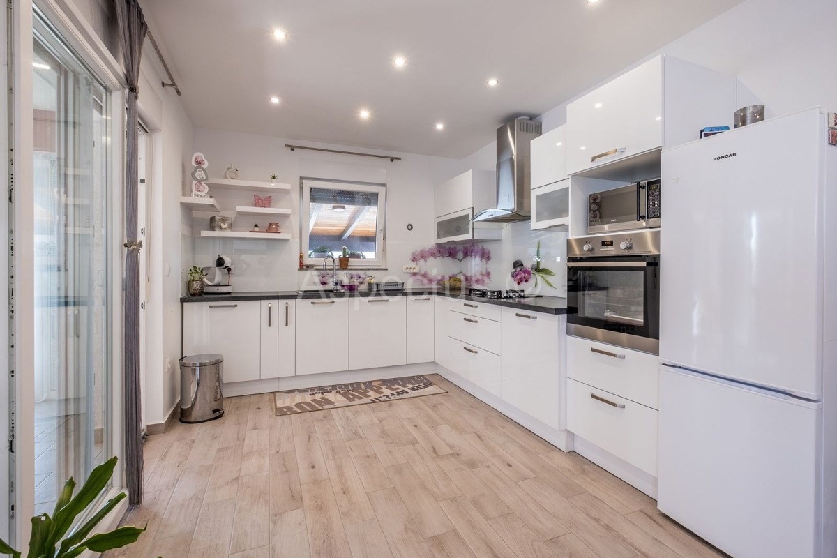 Samostojeća kuća, prizemnica, namještena, Pule