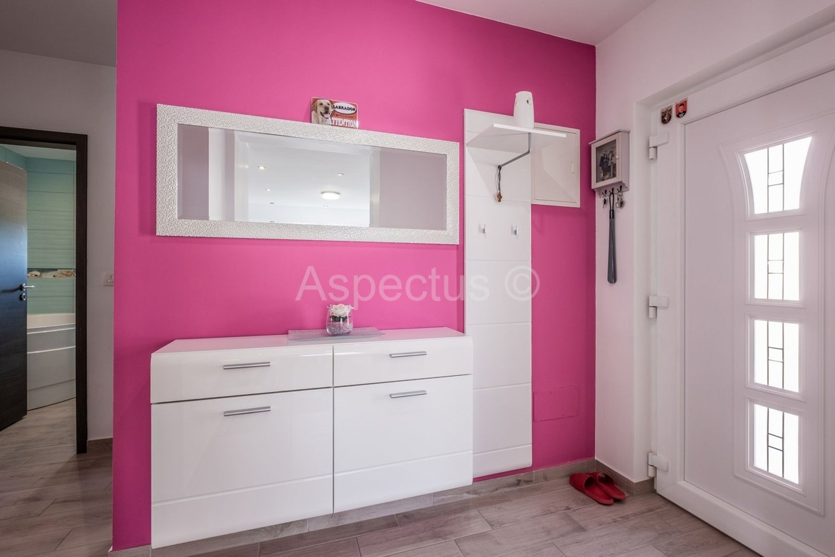 Samostojeća kuća, prizemnica, namještena, Pule