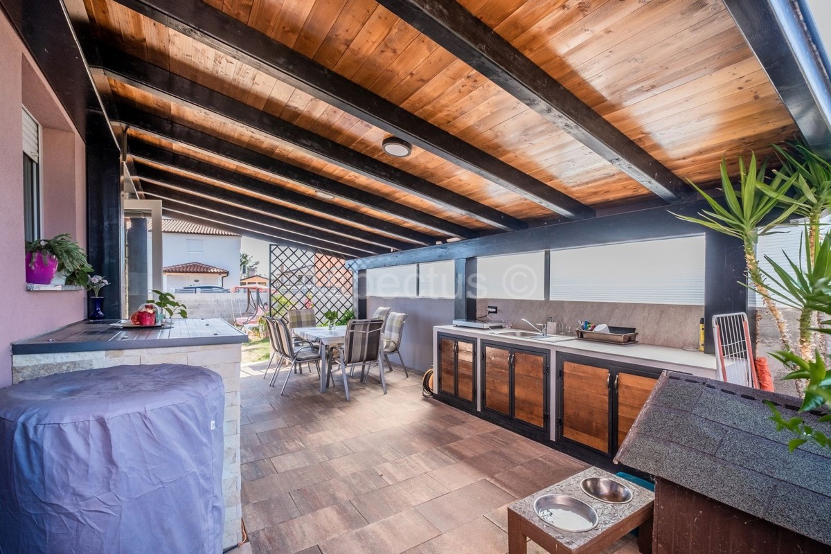 Samostojeća kuća, prizemnica, namještena, Pule