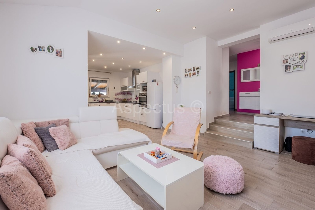 Samostojeća kuća, prizemnica, namještena, Pule