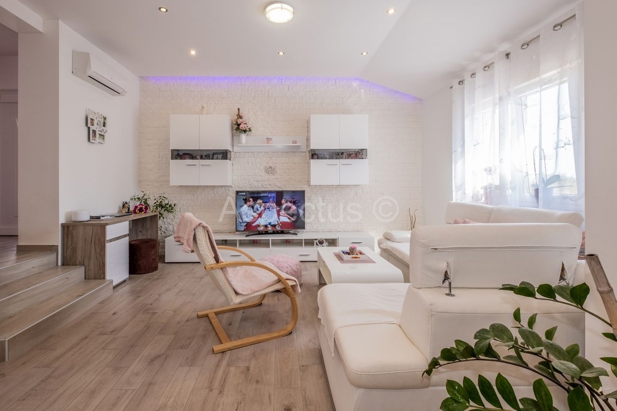 Samostojeća kuća, prizemnica, namještena, Pule