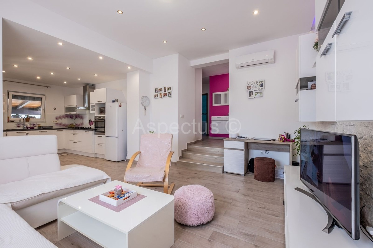 Samostojeća kuća, prizemnica, namještena, Pule