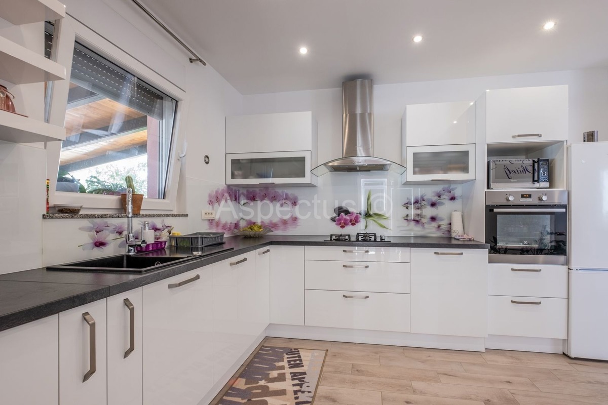 Samostojeća kuća, prizemnica, namještena, Pule