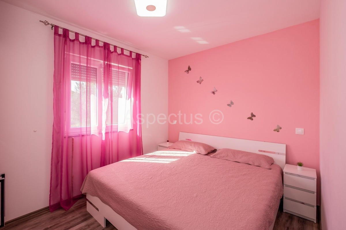 Samostojeća kuća, prizemnica, namještena, Pule