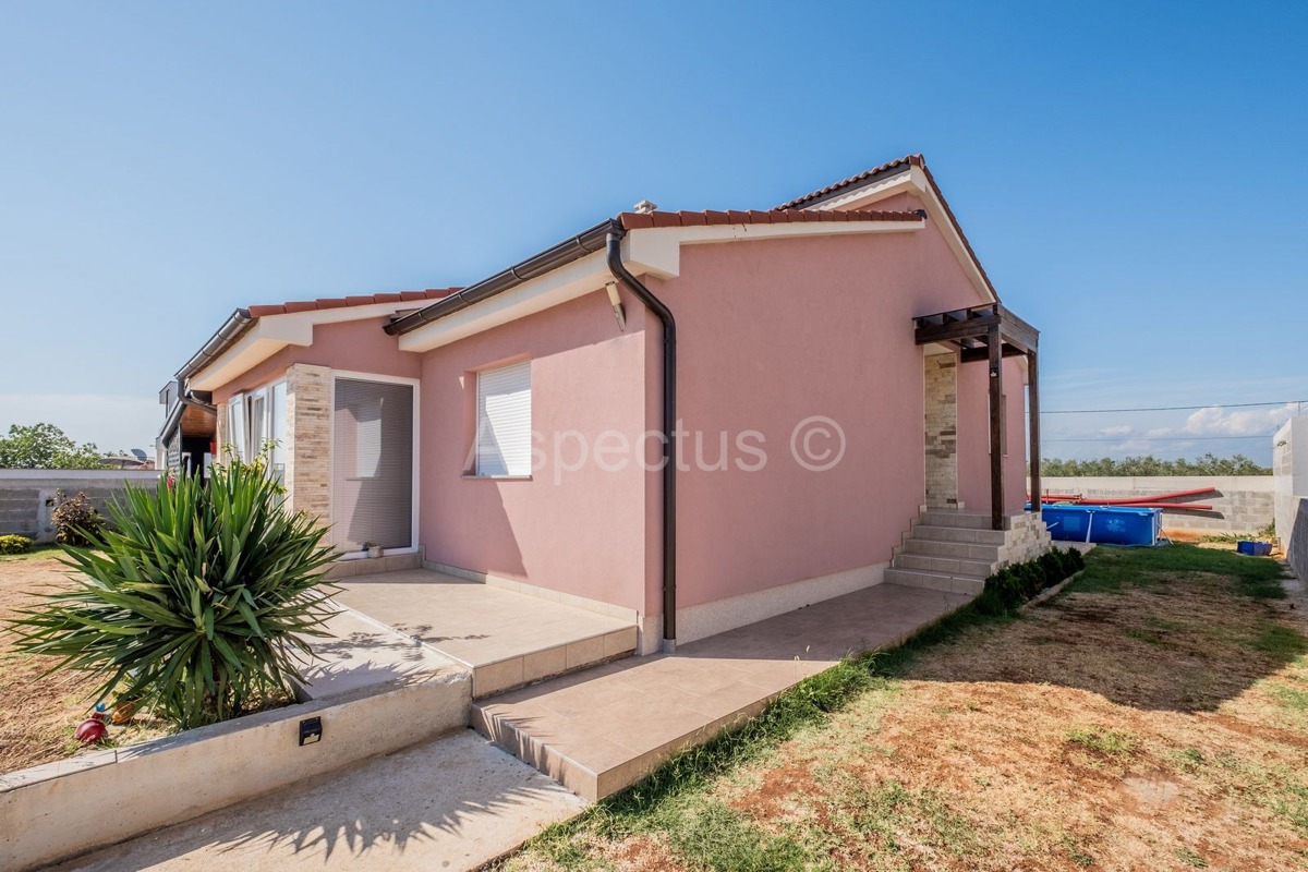 Samostojeća kuća, prizemnica, namještena, Pule