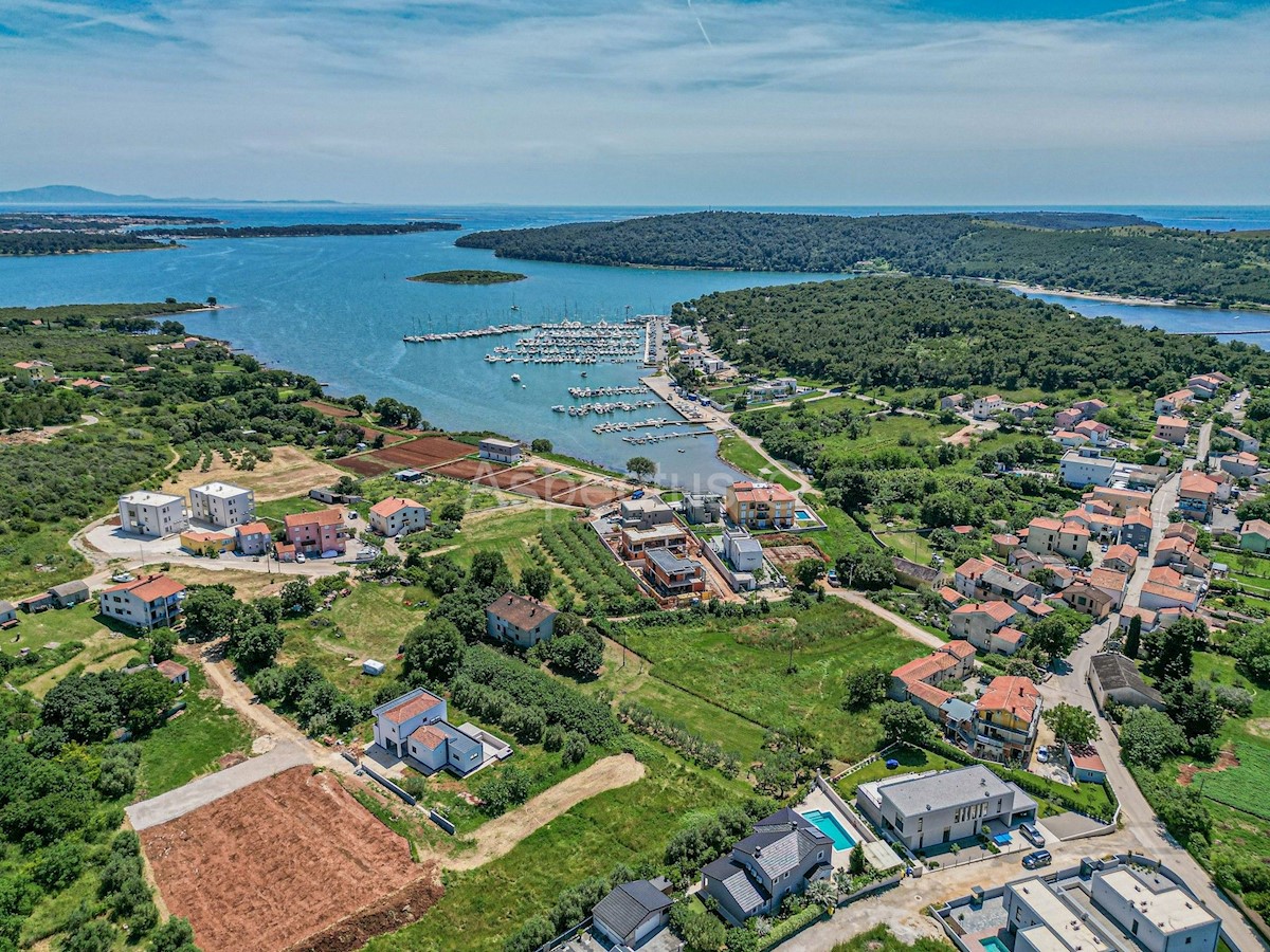 Terreno edificabile attraente a 70 m dal mare per la costruzione di una villa di lusso, Medulin, Pomer – Investi ora!