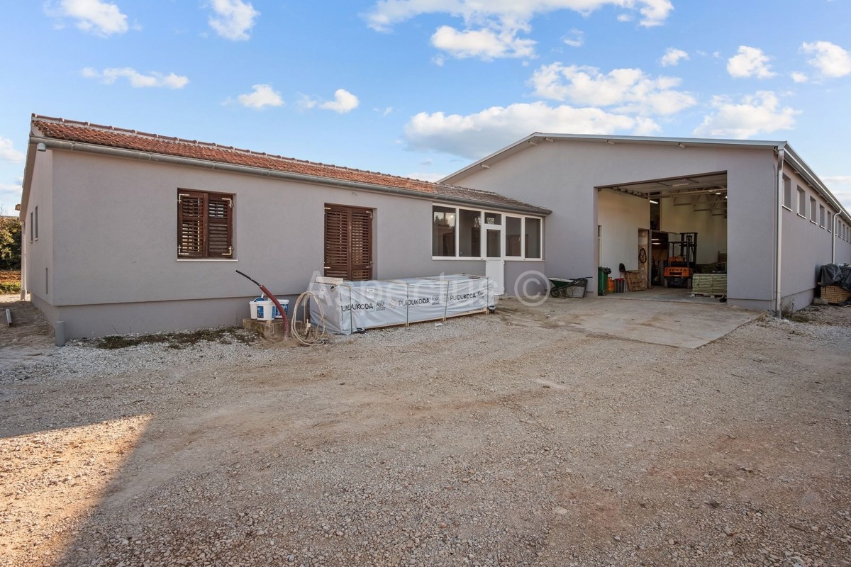 Edificio commerciale-residenziale, sala polifunzionale, Svetvinčenat, Čabrunići, Istria