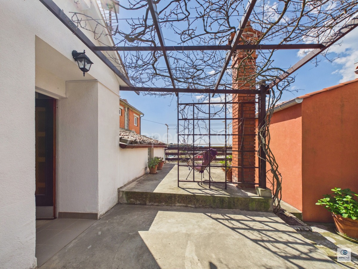 Pola, tre appartamenti in una casa vicino alla spiaggia – Stoja