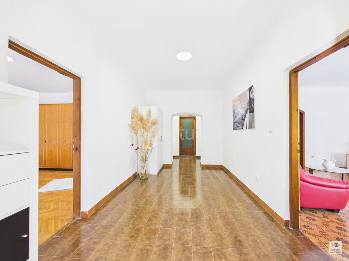 Pola, tre appartamenti in una casa vicino alla spiaggia – Stoja