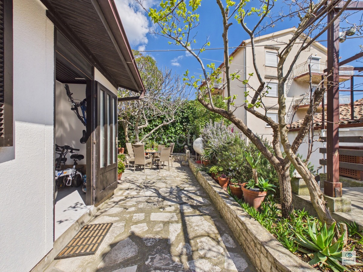 Pola, tre appartamenti in una casa vicino alla spiaggia – Stoja