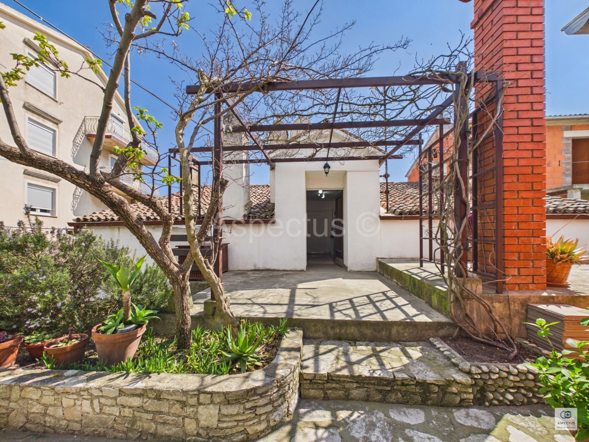 Pola, tre appartamenti in una casa vicino alla spiaggia – Stoja