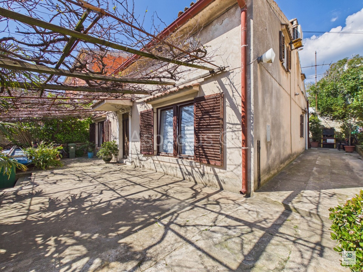 Pola, tre appartamenti in una casa vicino alla spiaggia – Stoja