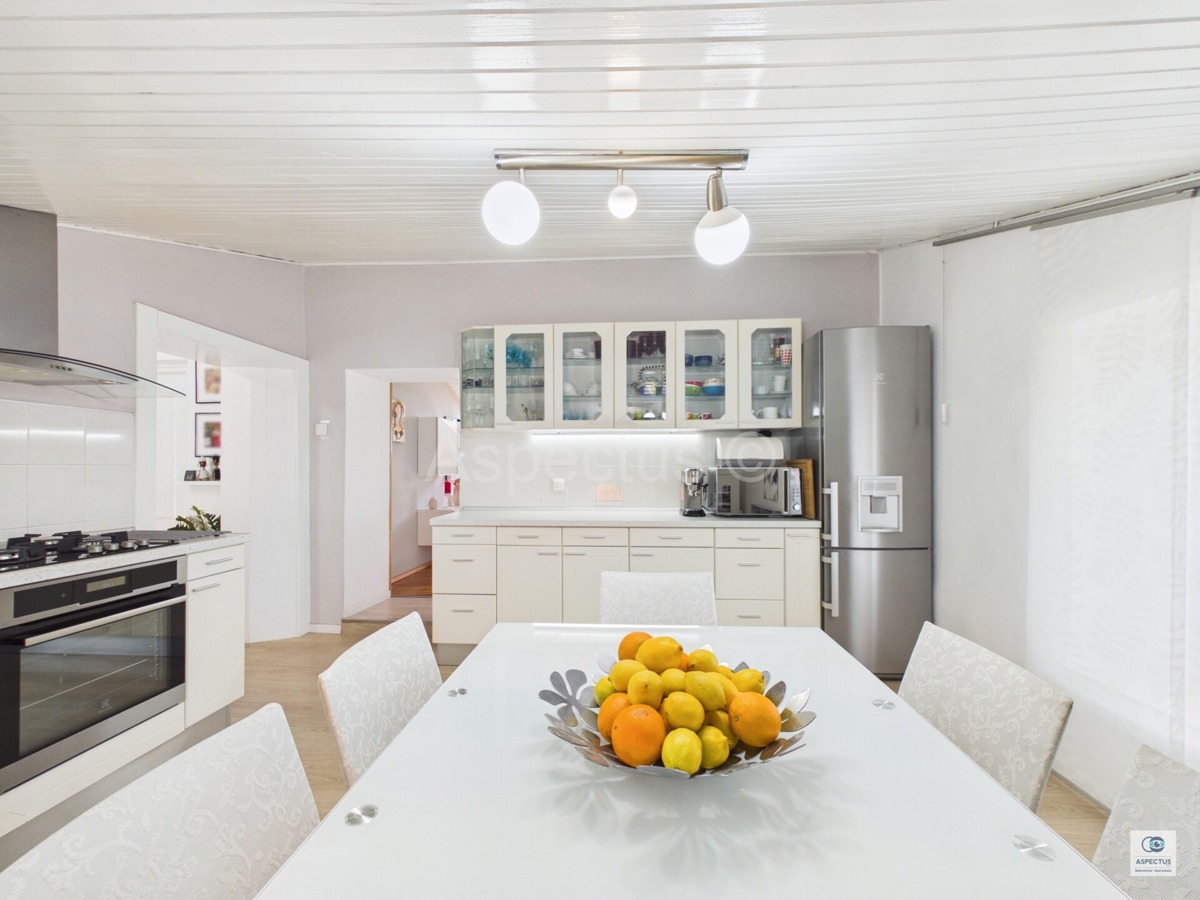 Pola, tre appartamenti in una casa vicino alla spiaggia – Stoja