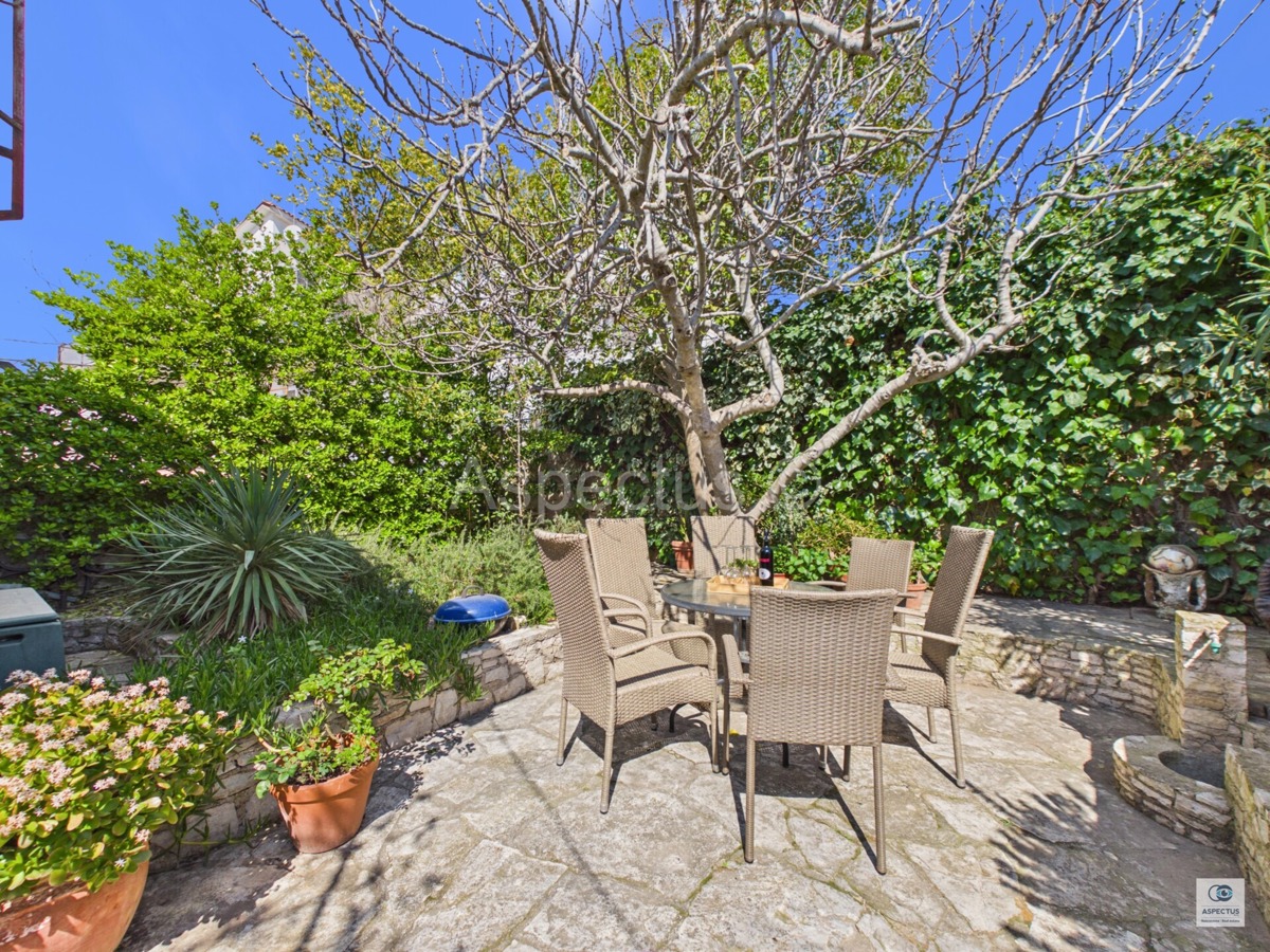 Pola, tre appartamenti in una casa vicino alla spiaggia – Stoja