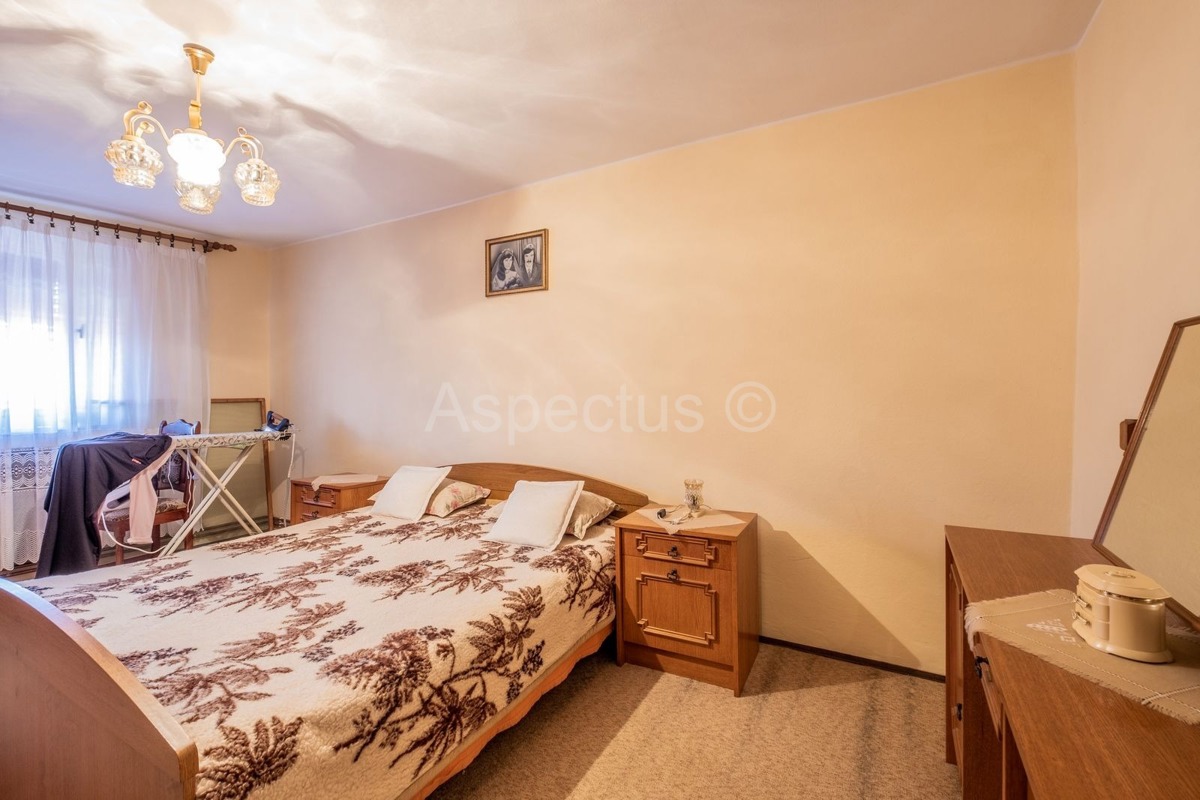 Dvojna kuća,dvije stambene jedinice,dvorište,garaža, Svetvinčenat