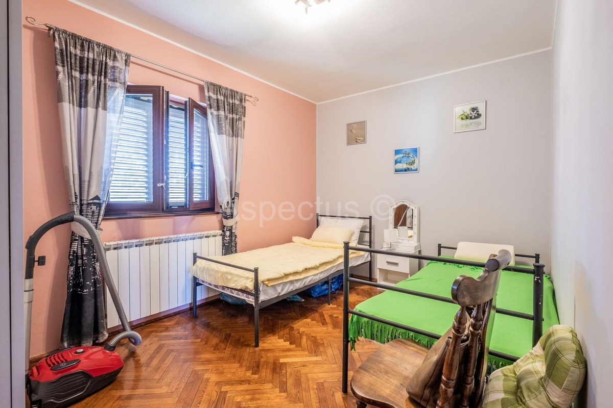 Dvojna kuća,dvije stambene jedinice,dvorište,garaža, Svetvinčenat