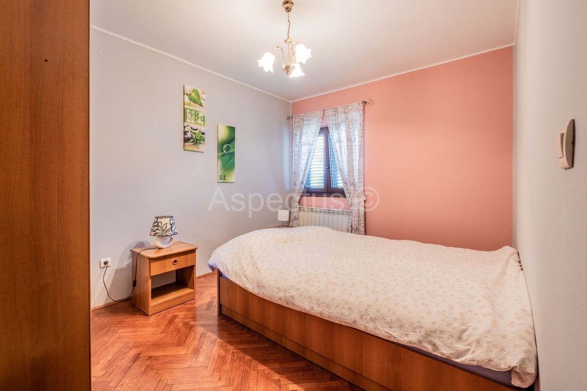 Dvojna kuća,dvije stambene jedinice,dvorište,garaža, Svetvinčenat