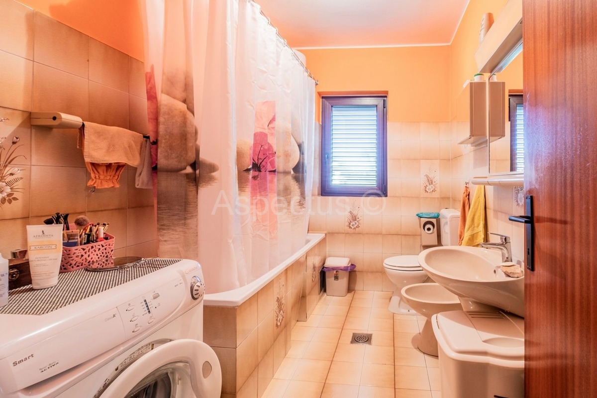 Dvojna kuća,dvije stambene jedinice,dvorište,garaža, Svetvinčenat