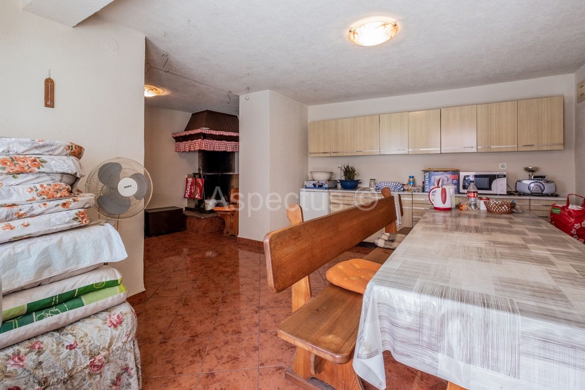 Dvojna kuća,dvije stambene jedinice,dvorište,garaža, Svetvinčenat