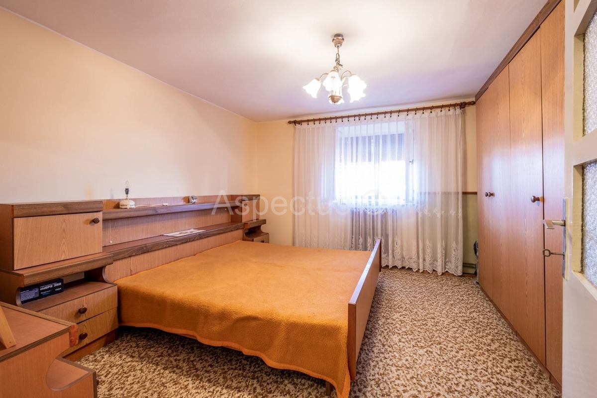 Dvojna kuća,dvije stambene jedinice,dvorište,garaža, Svetvinčenat